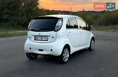Хэтчбек Mitsubishi i-MiEV 2011 в 