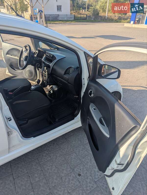 Хэтчбек Mitsubishi i-MiEV 2011 в Тлумаче