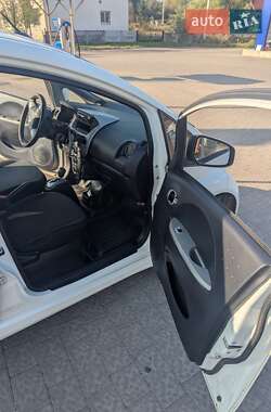 Хэтчбек Mitsubishi i-MiEV 2011 в 