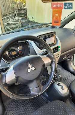 Хэтчбек Mitsubishi i-MiEV 2011 в 