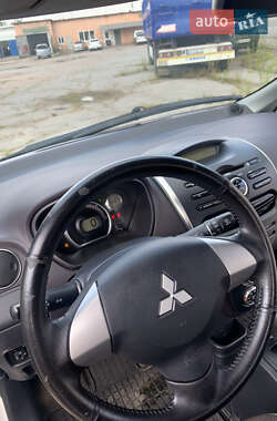 Хетчбек Mitsubishi i-MiEV 2015 в  фото 9 Хетчбек Mitsubishi i-MiEV 2015 в
