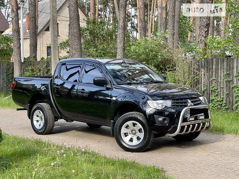 Внедорожник / Кроссовер Mitsubishi L 200 2013 в Киеве