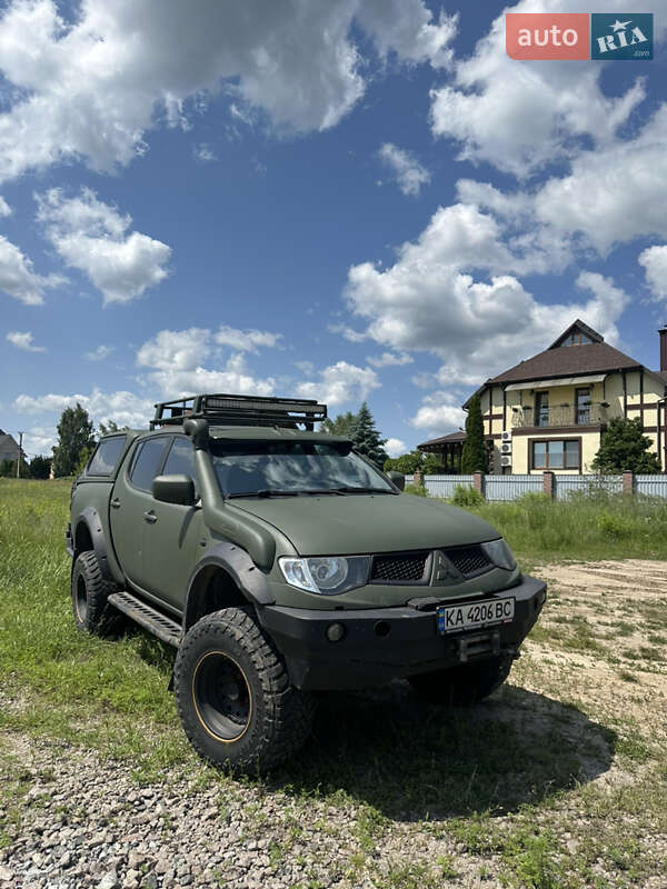Пикап Mitsubishi L 200 2012 в 