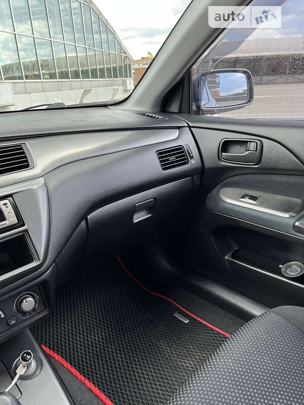 Седан Mitsubishi Lancer 2006 в Корце