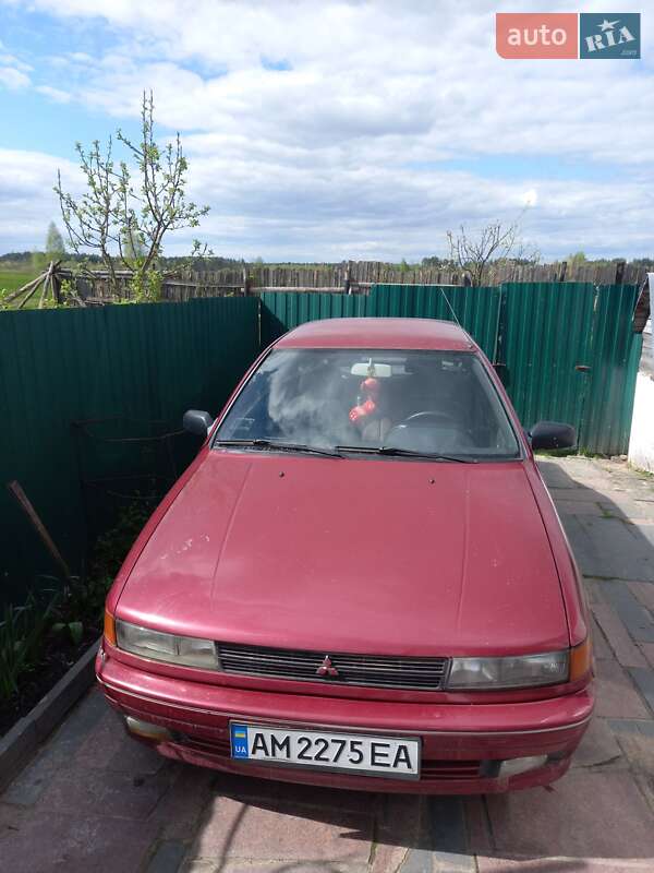 Седан Mitsubishi Lancer 1993 в Коростене