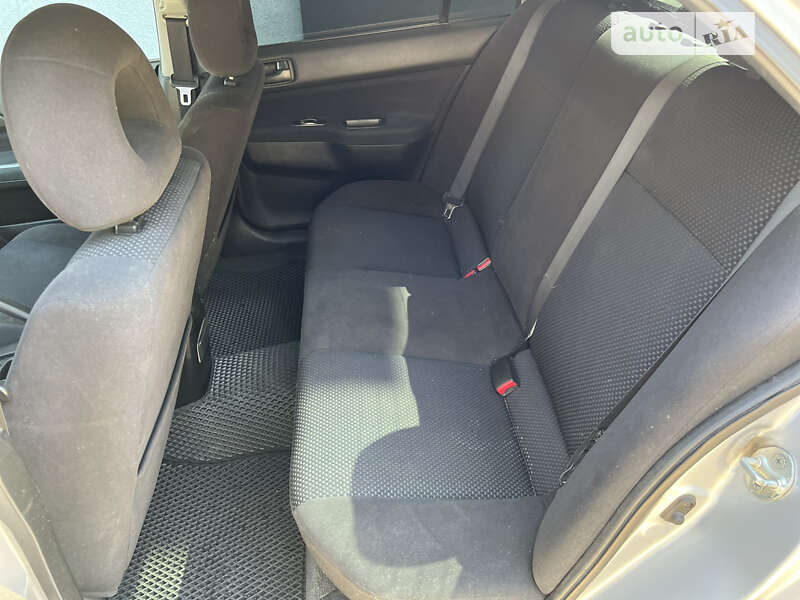Седан Mitsubishi Lancer 2005 в Черновцах