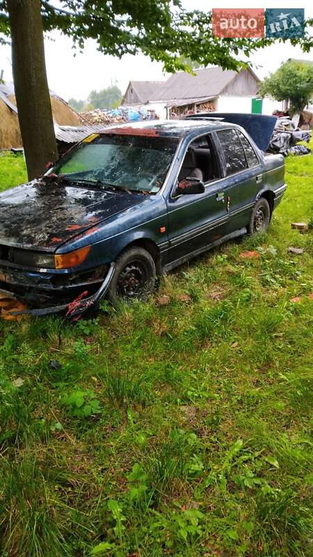 Седан Mitsubishi Lancer 1990 в Звягеле