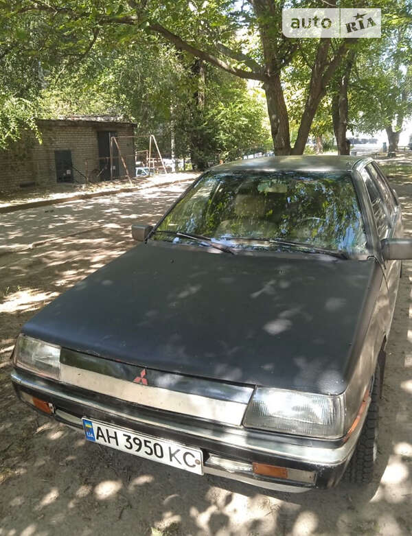 Седан Mitsubishi Lancer 1986 в Кам'янському