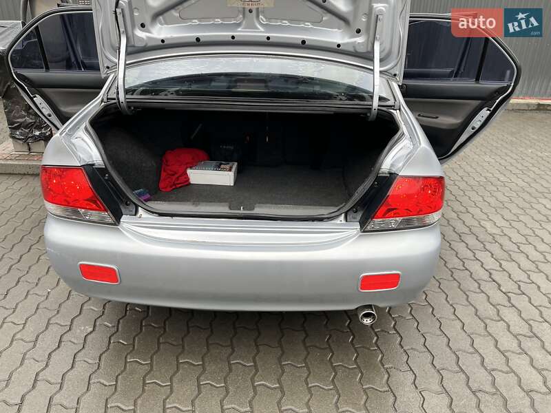 Седан Mitsubishi Lancer 2005 в Черновцах
