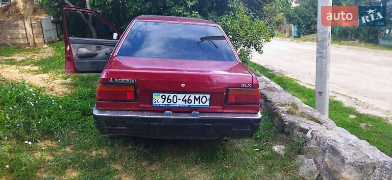 Седан Mitsubishi Lancer 1988 в Городке