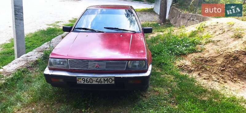 Седан Mitsubishi Lancer 1988 в Городке