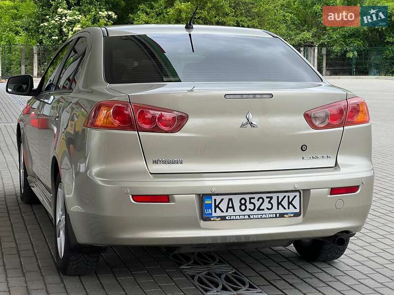 Седан Mitsubishi Lancer 2009 в Киеве