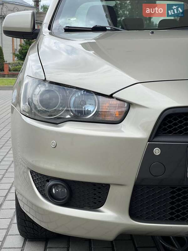 Седан Mitsubishi Lancer 2009 в Киеве