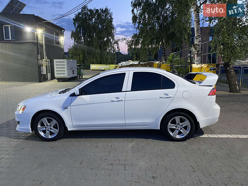 Седан Mitsubishi Lancer 2010 в Чернівцях
