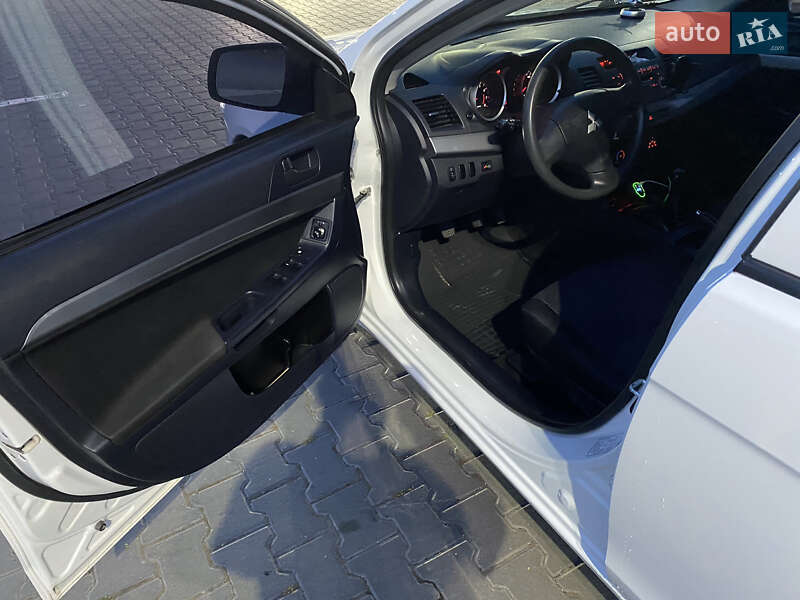 Седан Mitsubishi Lancer 2010 в Чернівцях