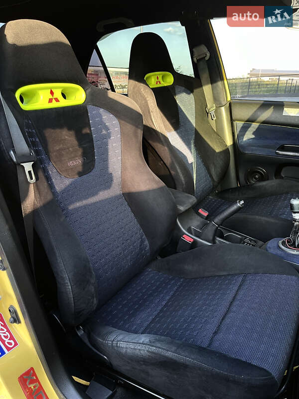 Седан Mitsubishi Lancer 2004 в Черновцах