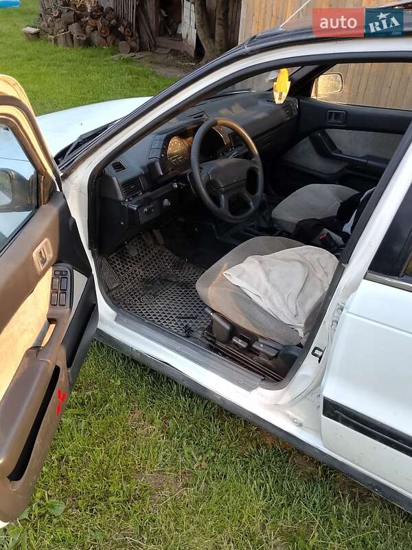 Седан Mitsubishi Lancer 1987 в Вижнице