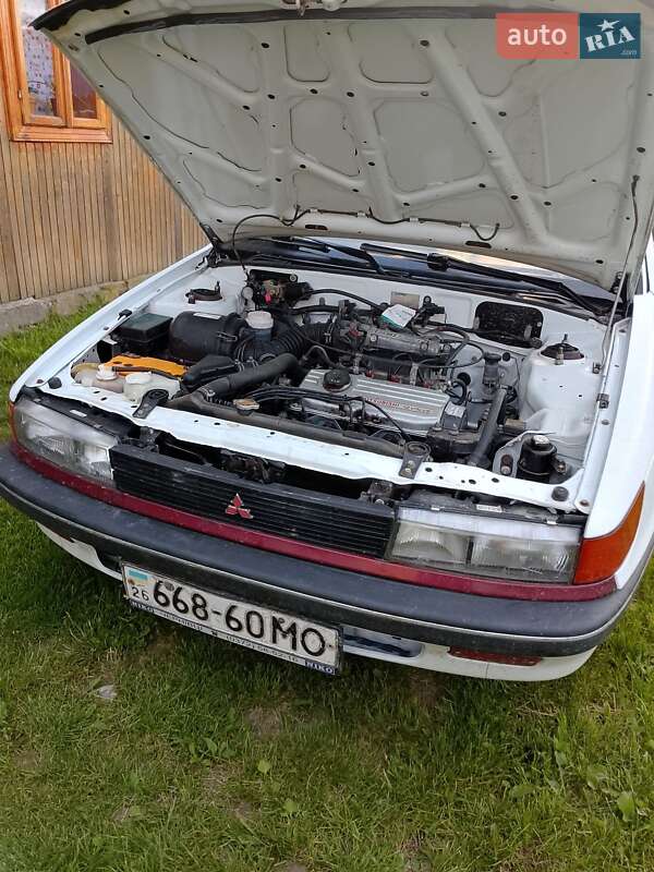 Седан Mitsubishi Lancer 1987 в Вижнице