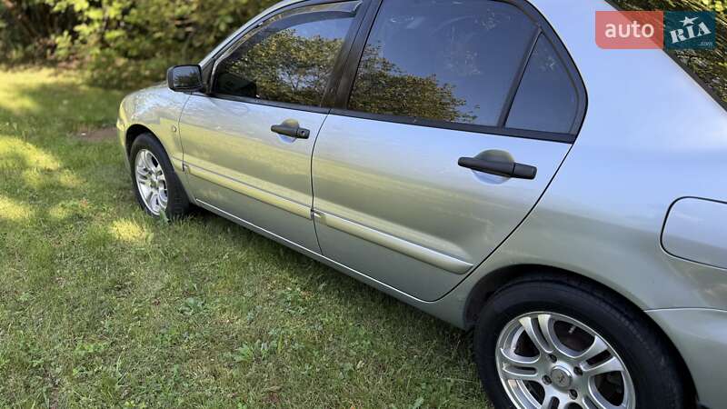 Седан Mitsubishi Lancer 2005 в Ужгороді