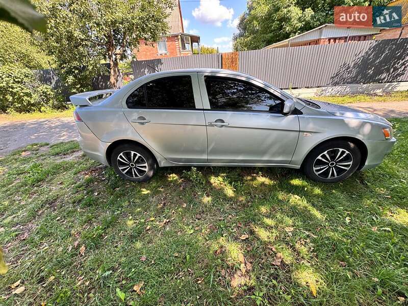 Седан Mitsubishi Lancer 2010 в Обухове