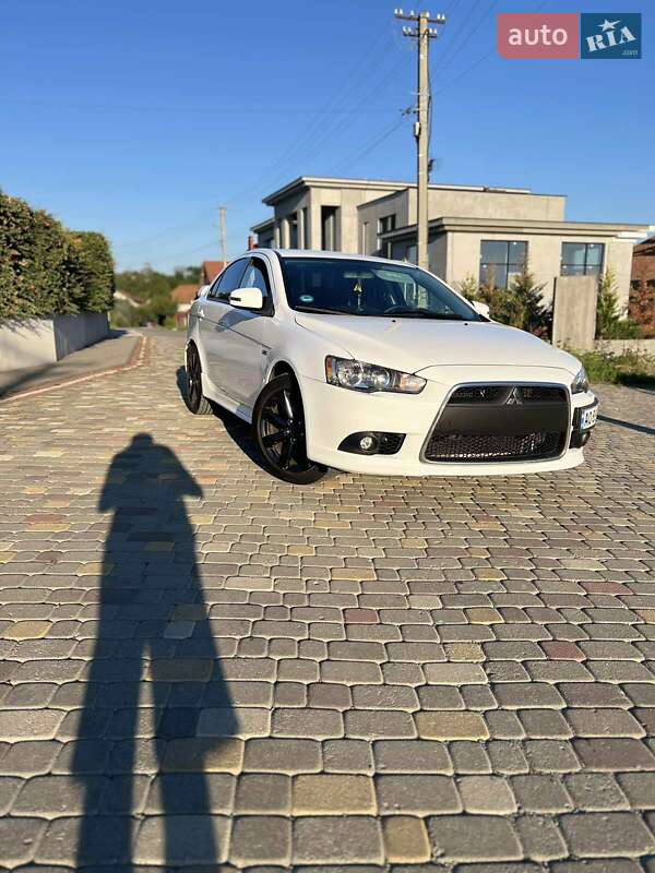 Седан Mitsubishi Lancer 2015 в Ужгороде