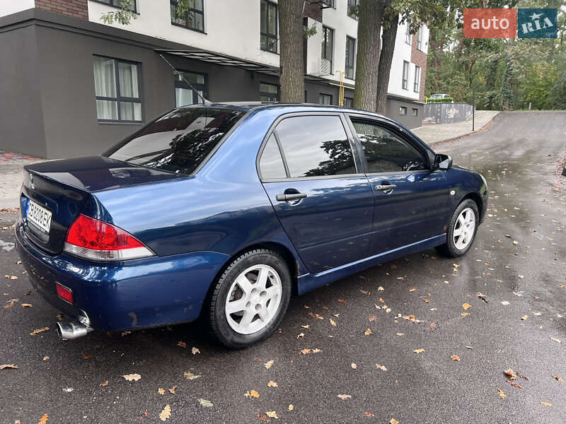 Седан Mitsubishi Lancer 2004 в Киеве