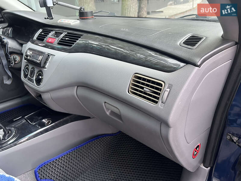 Седан Mitsubishi Lancer 2004 в Киеве