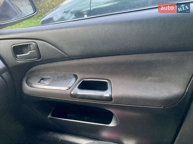 Седан Mitsubishi Lancer 2006 в Черновцах