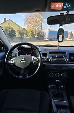 Седан Mitsubishi Lancer 2011 в  фото 10 Седан Mitsubishi Lancer 2011 в