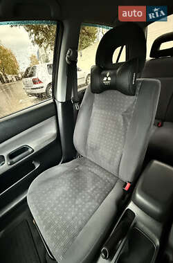 Седан Mitsubishi Lancer 2005 в  фото 32 Седан Mitsubishi Lancer 2005 в