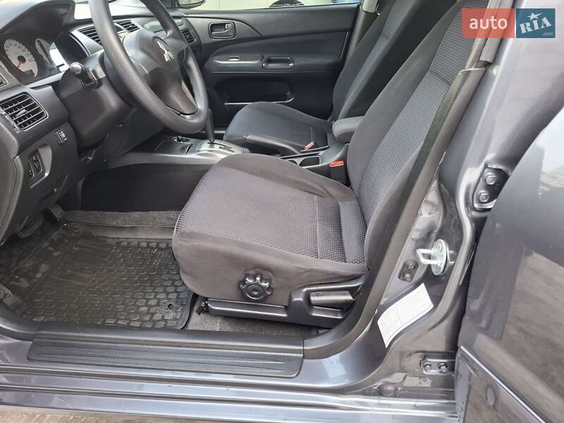 Седан Mitsubishi Lancer 2009 в Киеве