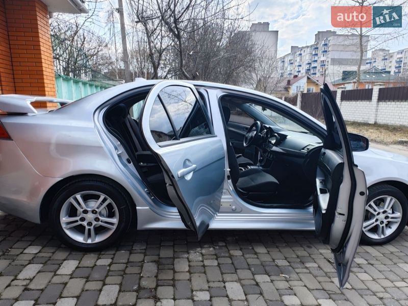 Седан Mitsubishi Lancer 2014 в Чернигове