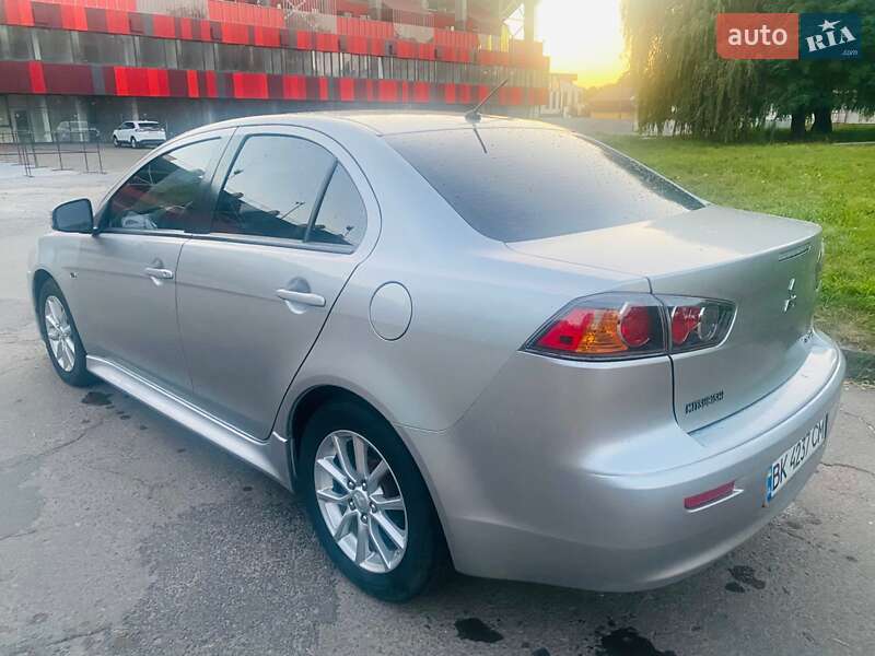 Седан Mitsubishi Lancer 2015 в Ровно