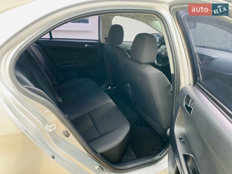 Седан Mitsubishi Lancer 2015 в Ровно
