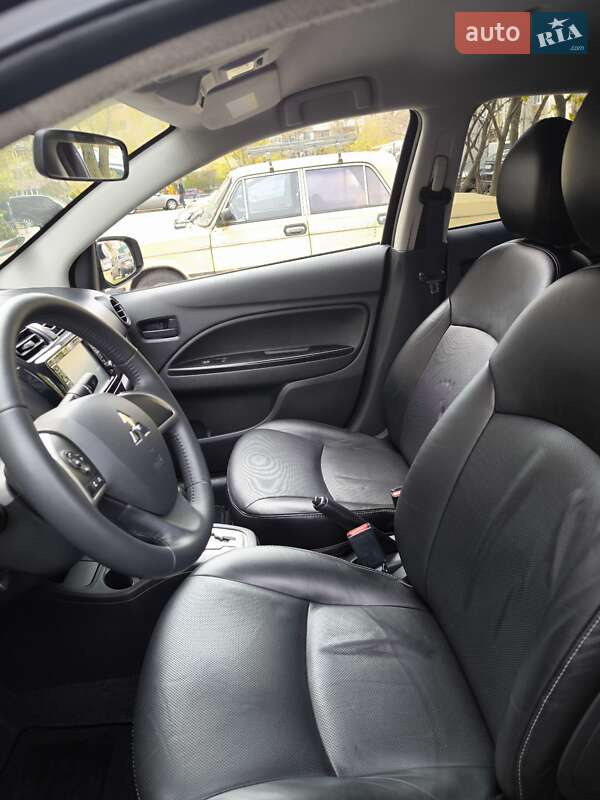 Седан Mitsubishi Mirage 2018 в Киеве