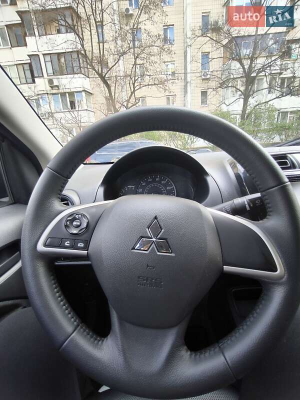 Седан Mitsubishi Mirage 2018 в Киеве