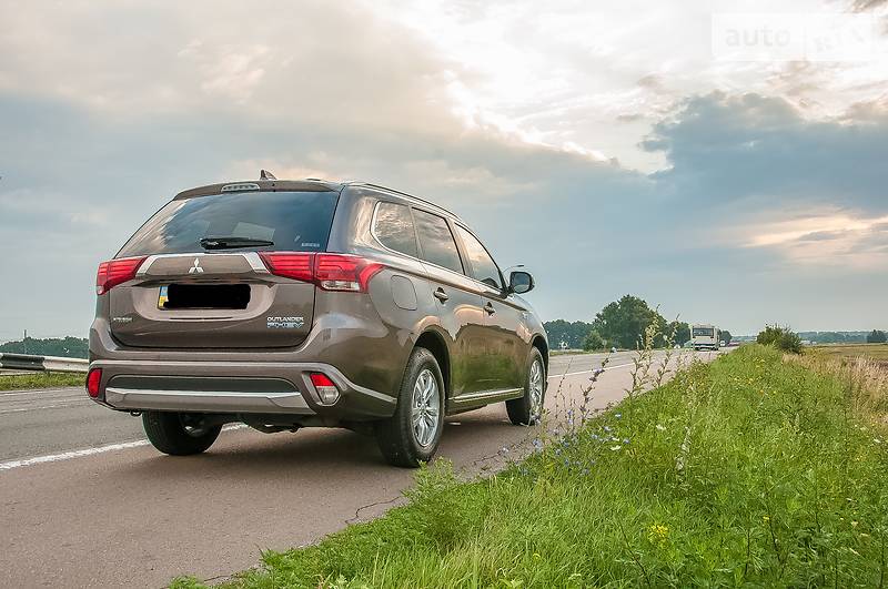 Mitsubishi Outlander PHEV 2017 года