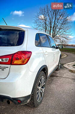 Внедорожник / Кроссовер Mitsubishi Outlander Sport 2016 в 