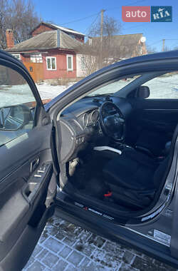 Позашляховик / Кросовер Mitsubishi Outlander Sport 2013 в 