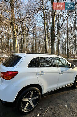 Позашляховик / Кросовер Mitsubishi Outlander Sport 2014 в 