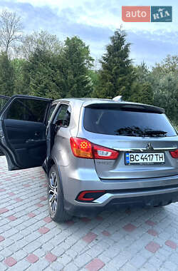 Позашляховик / Кросовер Mitsubishi Outlander Sport 2017 в 