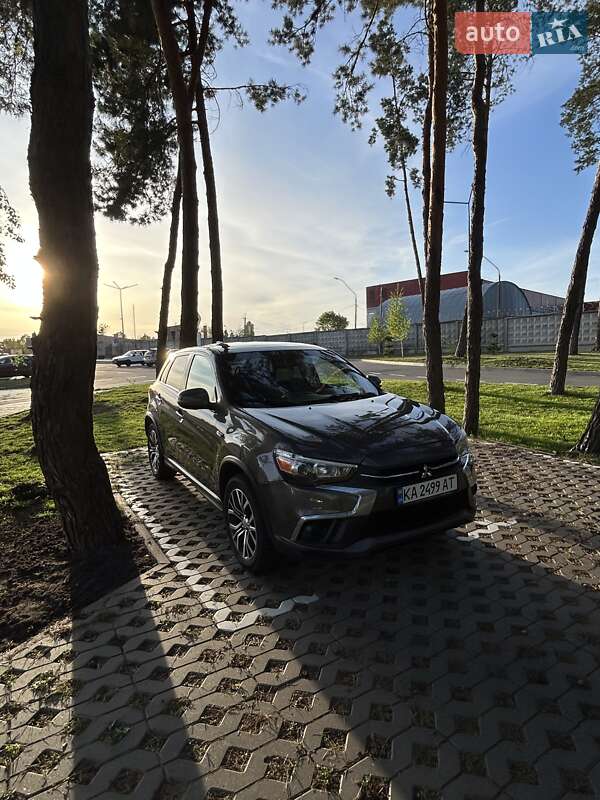 Позашляховик / Кросовер Mitsubishi Outlander Sport 2018 в 