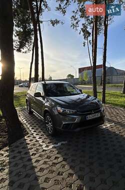 Позашляховик / Кросовер Mitsubishi Outlander Sport 2018 в 