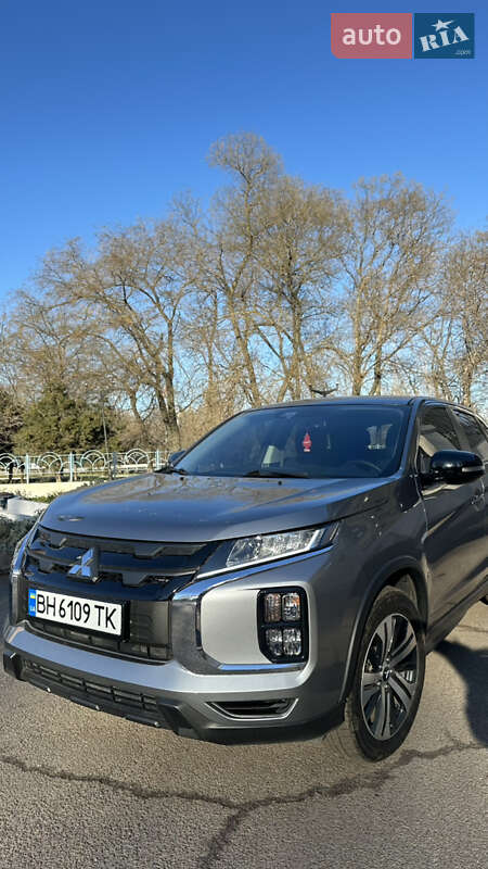 Позашляховик / Кросовер Mitsubishi Outlander Sport 2020 в 
