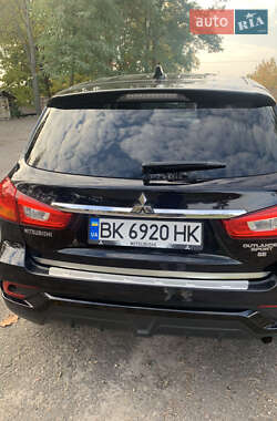 Позашляховик / Кросовер Mitsubishi Outlander Sport 2018 в 