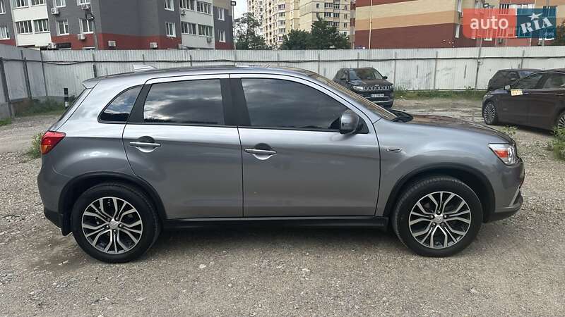 Внедорожник / Кроссовер Mitsubishi Outlander Sport 2016 в 