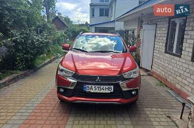 Позашляховик / Кросовер Mitsubishi Outlander Sport 2016 в 