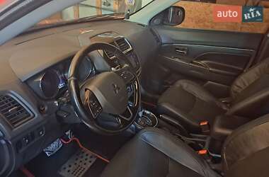 Позашляховик / Кросовер Mitsubishi Outlander Sport 2016 в 
