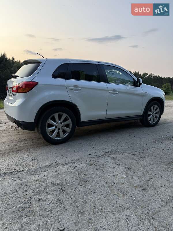 Позашляховик / Кросовер Mitsubishi Outlander Sport 2014 в Рівному