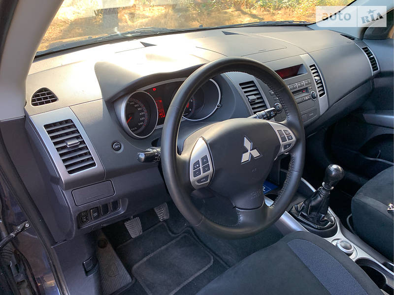 Позашляховик / Кросовер Mitsubishi Outlander XL 2009 в Житомирі